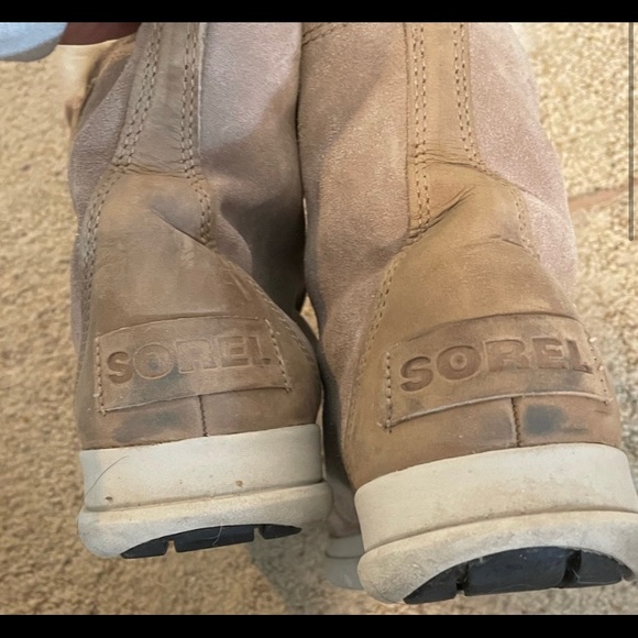 Good, used condition Sorel Explorer Boots. Some scuff marks shown in pictures. - Picture 3 of 6
